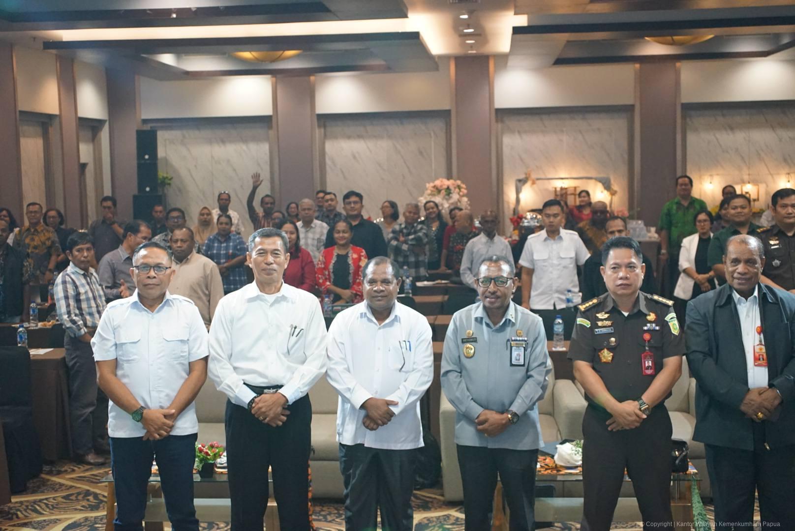 Sosialisasi KUHP & KUHAP, Kakanwil Kemenkum Papua Beri Edukasi Pada Raker Fakultas Hukum Uncen 2026