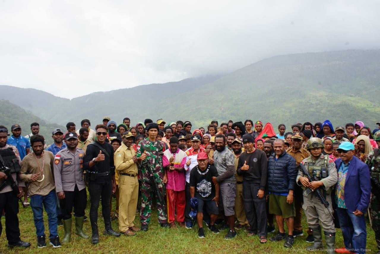 Kerinduan Masyarakat Kiwirok Kini Terwujud, Bupati Pegubin & Kakanwil Kemenkum Papua Serahkan Bantuan
