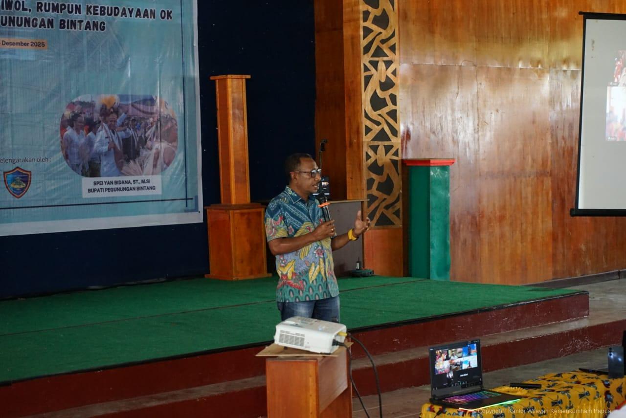 KAKANWIL KEMENKUM PAPUA HADIRI KEGIATAN KONSULTASI PUBLIK DAN VERIFIKASI MASYARAKAT KEBUDAYAAN OK MEK MIN KABUPATEN PEGUNUNGAN BINTANG