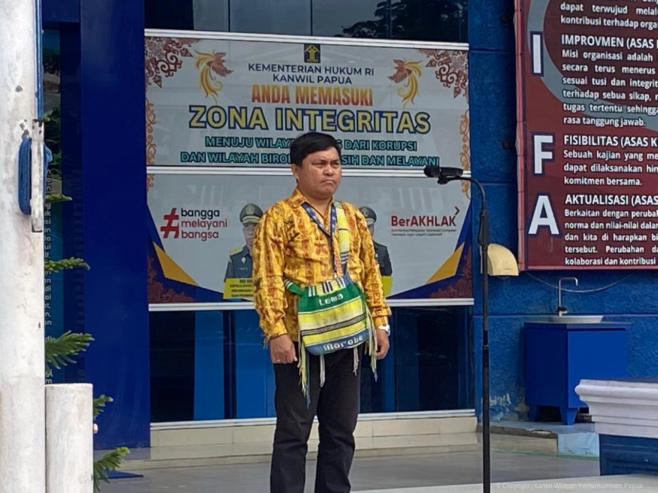 Disiplin dan Kebersihan Jadi Penekanan Utama dalam Apel Pagi Kanwil Kementerian Hukum Papua