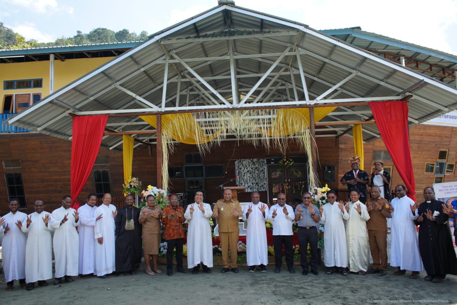 Dukung Dominasi Geraja Melalui Peran Hukum Bagi Warga Jemaat Kakanwil Kemenkum Papua Hadiri Peresmian Aula Bahtera Kristoforus Jemaat Katolik Kampung Dosai