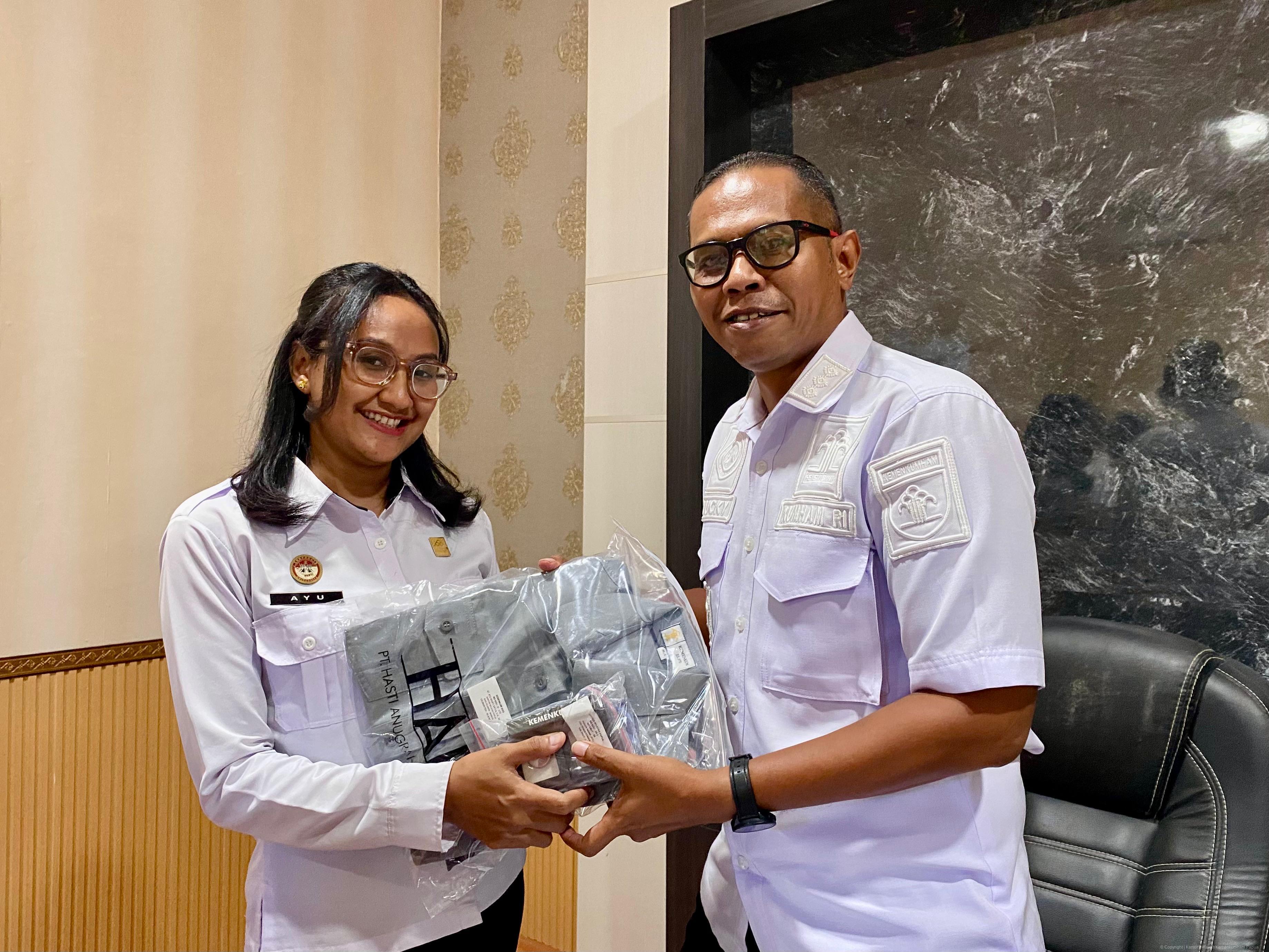 Tingkatkan Kedisiplinan dan Kerapian ASN, Kanwil Kemenkum Papua Terima Perlengkapan Dinas