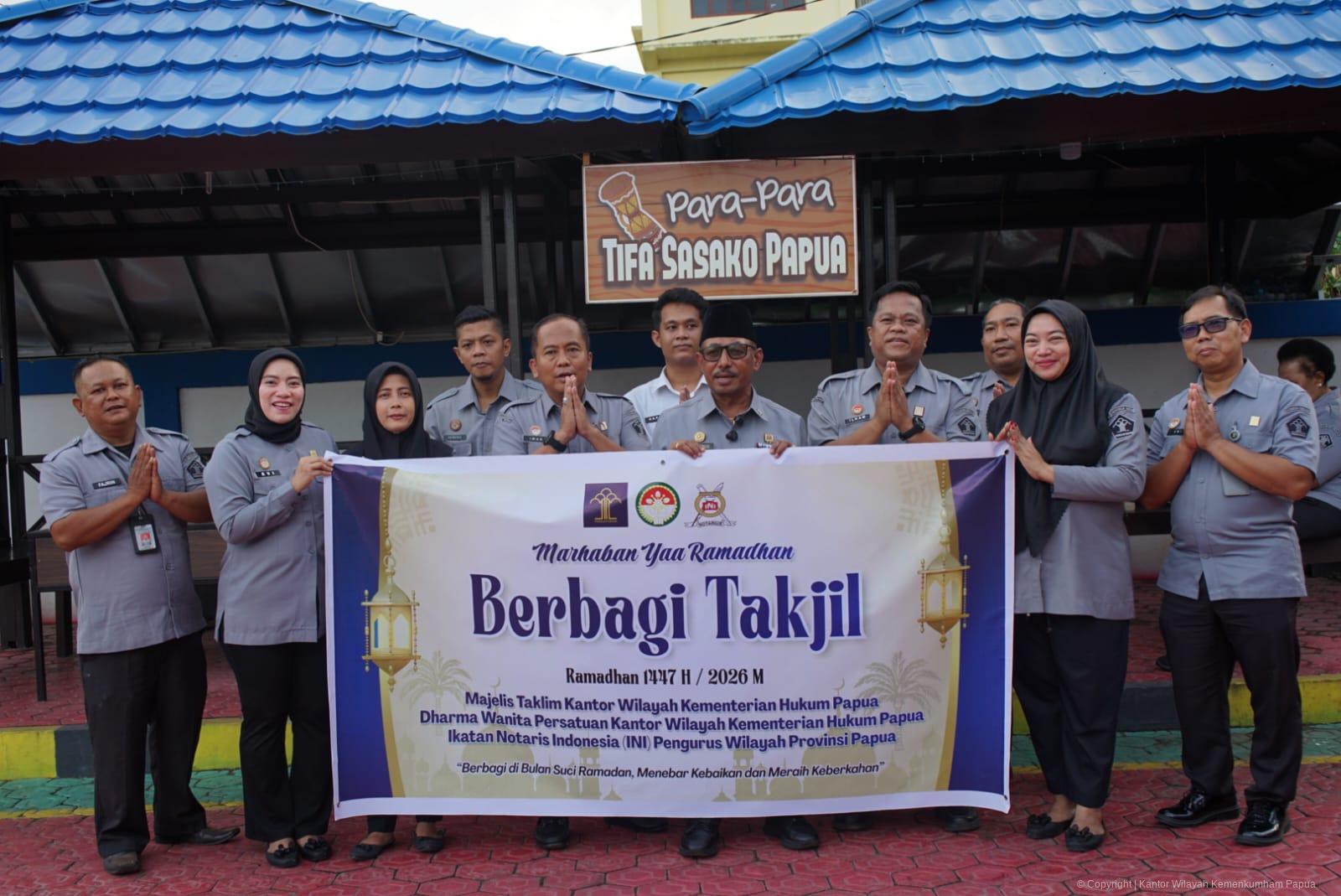 TEBAR BERKAH RAMADHAN, KEMENKUM PAPUA BAGI RATUSAN PAKET TAKJIL GRATIS