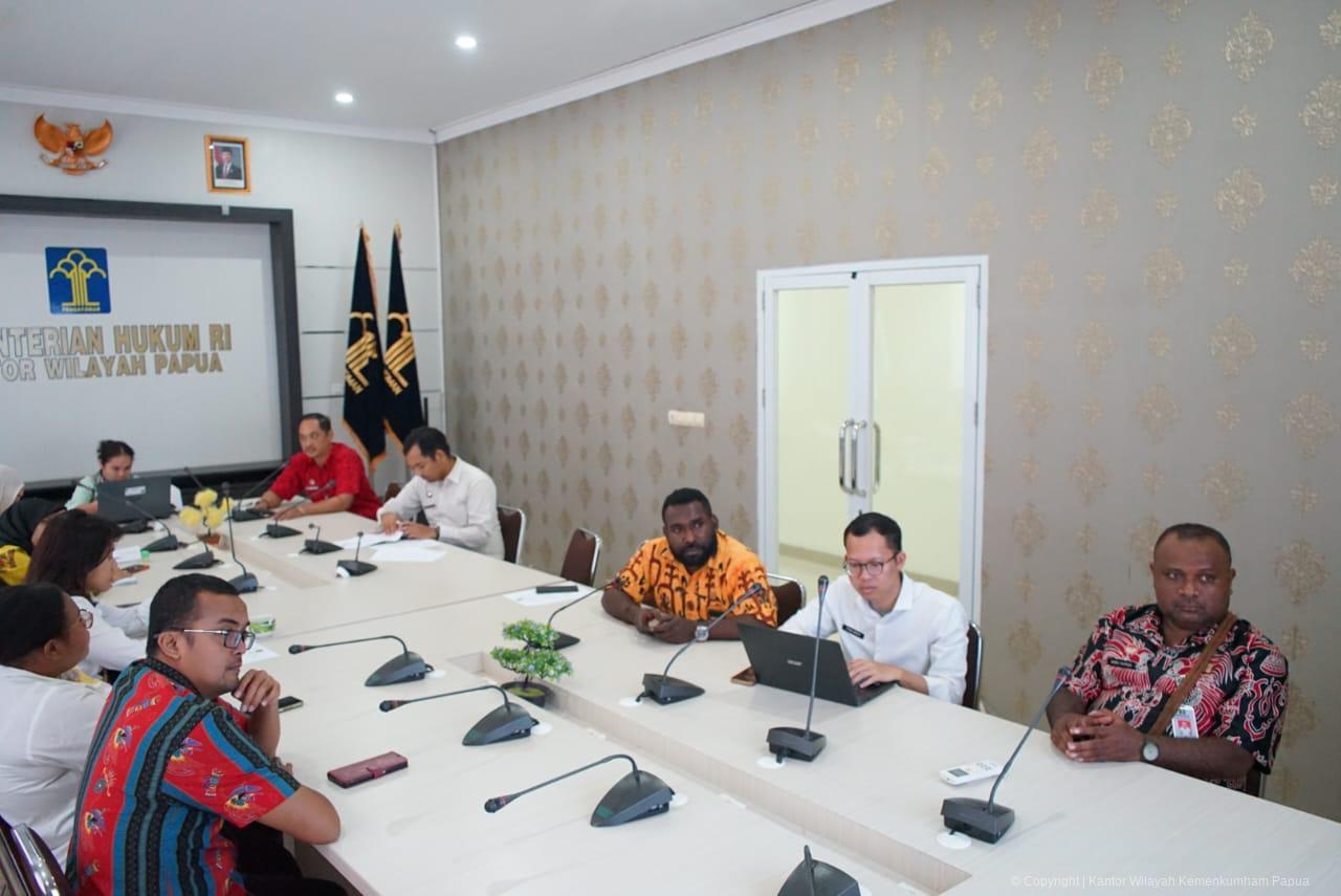Kepala Bagian Tata Usaha dan Umum Kantor Wilayah Kementerian Hukum Papua melaksanakan Rapat bersama para Operator Penyusun Laporan di Lingkungan Kanwil Kemenkum Papua