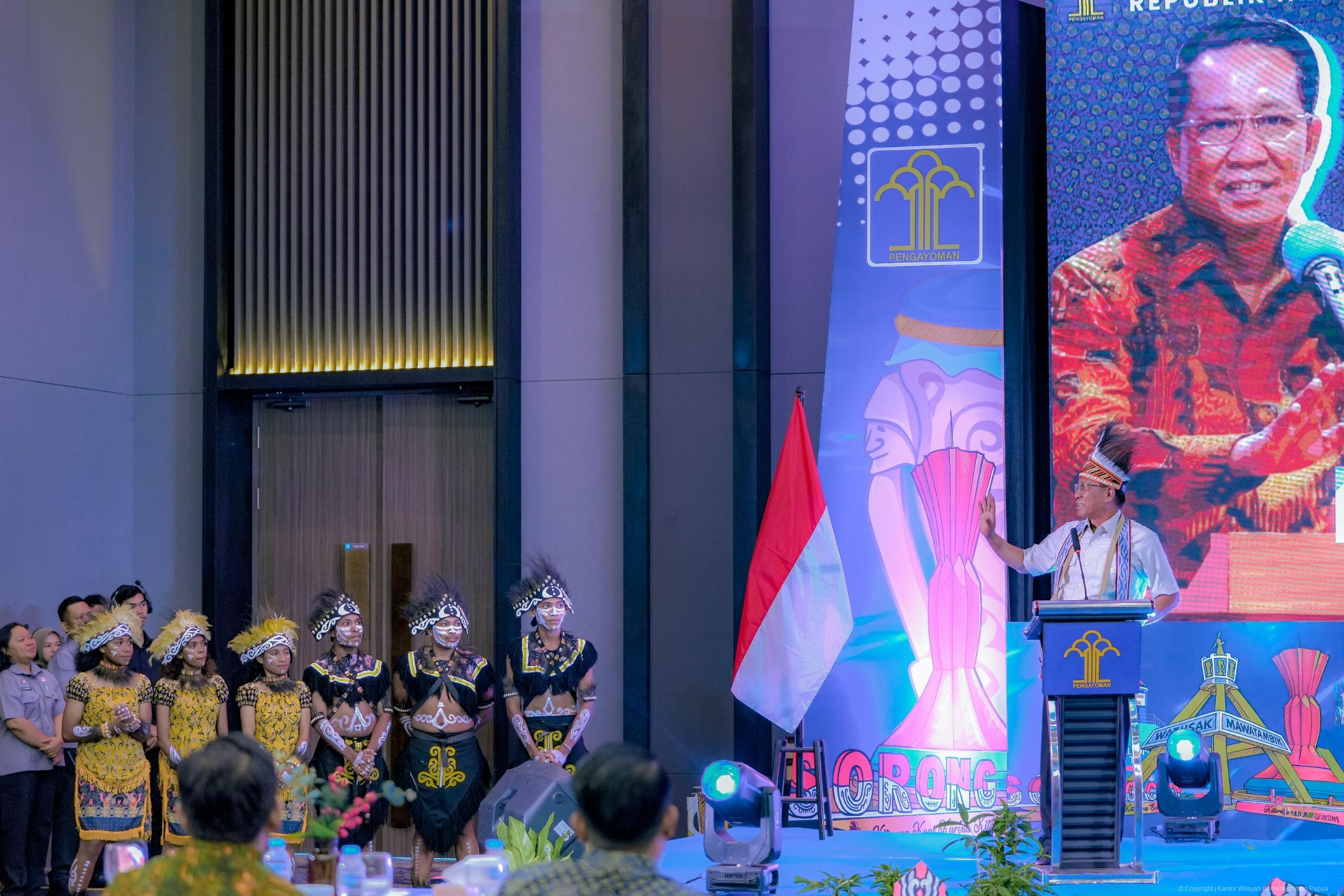 Sorong – Menteri Hukum RI Supratman Andi Agtas menegaskan komitmen Kementerian Hukum dalam membuka ruang afirmasi bagi generasi muda Papua untuk mengakses pendidikan kedinasan dan peluang menjadi Aparatur Sipil Negara (ASN).