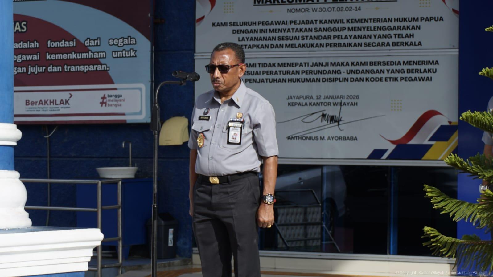Kakanwil Kemenkum Papua Pimpin Apel Pagi, Ajak Pegawai Fokus Capai Target Kinerja Semester II